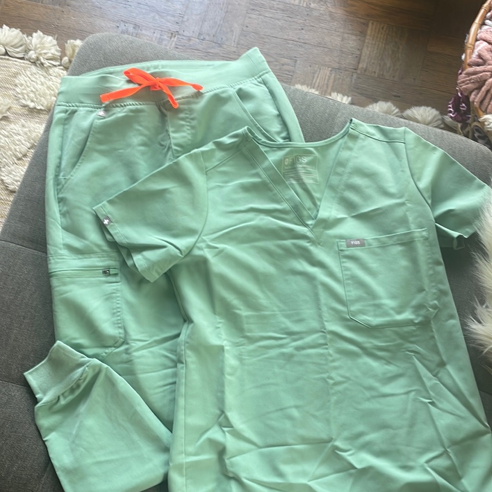 Figs scrub set, limited color! Like new!